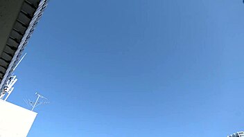 セクシー熟女レイコが殺人的手コキで誘惑