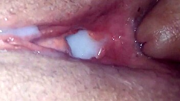 كسها الجميل يأخذ كل قذفي من قريب - تريد رؤيته؟