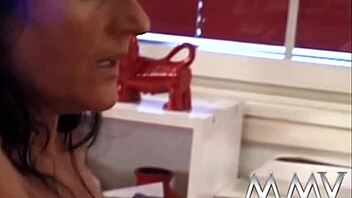 Tlusté prsia babky dostanú tvrdo vytepané a tvárový výstrek!