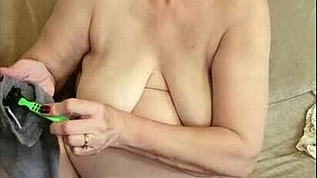 Sexiga Vee rakar sin fantastiska fitta för njutning