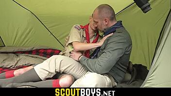 Μικρός 18+ νεαρός παίρνει μεγάλο daddy καυλί bareback στο στόμα και την τρύπα στο scoutboys net