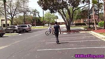 eh gadis kecil tetek 18+ kena kongkek kuat luar rumah doggystyle ganas nak tengok?