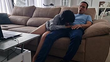 Estudante latina trai frequentemente e chupa o melhor amigo do namorado! 😳