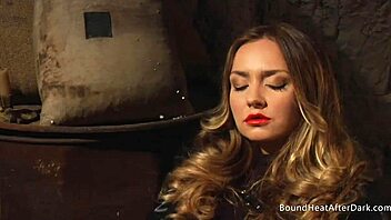 La schiava legata guarda un'altra ragazza soddisfare la nostra padrona dominante