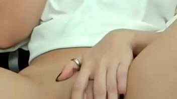 Wow, check this morena gostosa showing off her buceta on webcam! 😍