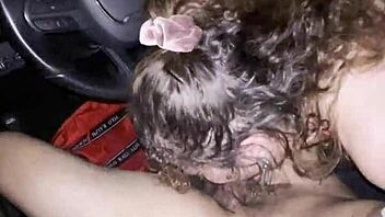 Nézd, ahogy Naudi Nala nedvesen szopja azt a nagy fekete faszt az autóban