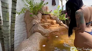 morena gostosa fodendo com seu namorado da hidromassagem ganhou muito leitinho na boca