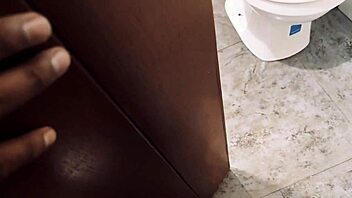 Yo Espío A Mi Prima Mientras Se Ducha Y Luego Me La Cojo.