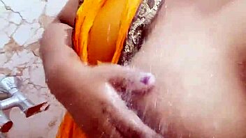 يا رجل، شوف هذي الفتاة الهندية بصدرها الكبير الجذاب في الساري