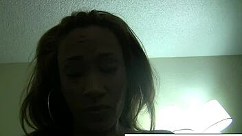 सेक्सी कैसिडी क्ले अकेले मुठ मारती चूत रगड़ती