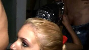 Красотки сосут хуи в дикой оргии