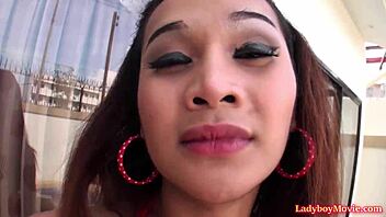 Não Paro de Ver a Empregada Travesti Donut se Masturbando