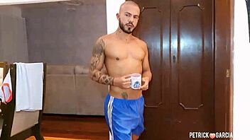 Pedi açúcar ao vizinho de pau grosso e ganhei uma leitada. Que delícia, cara!