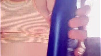 น้ำเงี่ยนไหลบนผิวขณะที่นมเปล่งประกายกลางแจ้ง