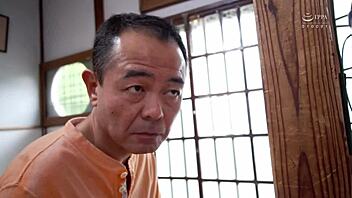 Bunden barmfager japansk kone brugt til nydelse i intens POV-scene