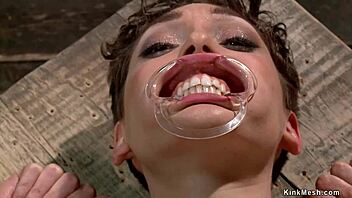 Zacpaná bruneta připoutaná k Sybianu cítí každou divokou vibraci v bizarním bondage!