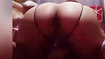 Pinay goza masturbando coño con su culo grande