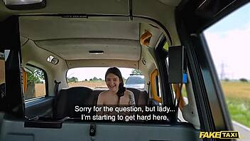 Οδηγός ψεύτικου ταξί γίνεται καυτός με στήθος επιβάτισα πριν την τρυπήσει σκληρά