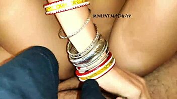 इंडियन देसी आंटी पुलिस बॉयफ्रेंड के साथ होटल रूम में हार्ड ड्रिल करती है वाइल्ड ऐक्शन के लिए