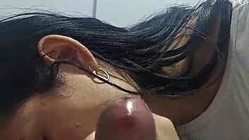 Приятелката на гаджето ми се промъква да ме опипа