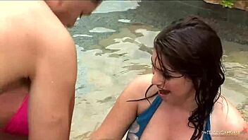 i seen the brunettes startin an anal threesome at the pool