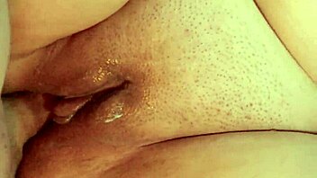 فتاة حلوة 18+ كسها ينيك بقوة من قريب مع كريمبي! 💦