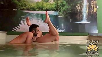 मैन, मैं जकूजी में एक स्ट्रेंजर को बांग कर रही हूं, उस ह्यूज कॉक को आउटडोर राइड कर रही हूं!