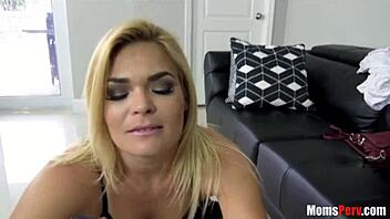 Узкая пизда мачехи наполнена спермой пасынка, горячая MILF омоложена