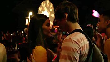 恩里克·吉尔和丽莎·索贝拉诺甜蜜明星激情时刻！