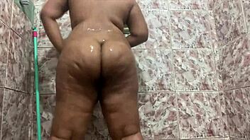 Morena Dançando Funk Enquanto Toma Banho