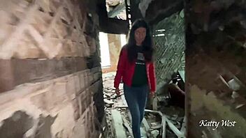 Trdo je jebal svojo punco v strašni zapuščeni hiši