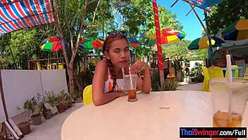 Stor röv thai-käresta böjd för doggy av monsterkuk-kille