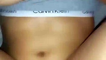 العاهرة الأرجنتينية تعود للمزيد من الجنس المهبلي الجامح. فتاة الشارع الساخنة تشتهي الضرب الشديد في لقاء حار!