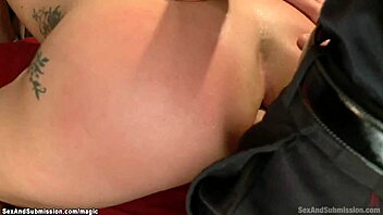 Seguranças de pau grande dominam milf em gangbang brutal. Ela se submete à dor anal intensa.