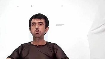 Fazendo strip tease, tirando blusas transparentes, cueca sexy, bermuda azul, pau enorme jorrando leite.