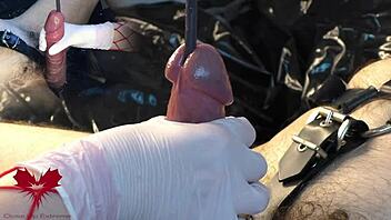 Paní mi masturbuje ptáka v bílých rukavicích, vytryskávám, když mi pracuje uretrou dilatátorem 😈