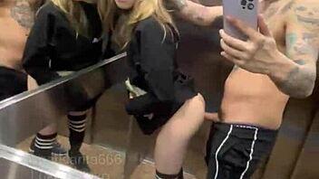 Jumissa hississä naapurin kanssa, hän poraa tiukkaa perseeni anaalisisäsiemennystä varten!