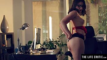 Watch cute teen fuck herself to orgasm with big dildo!