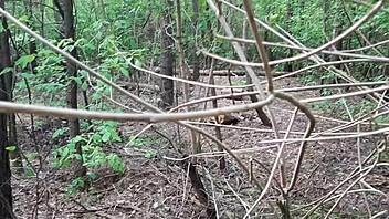 Gledam kako mi devojka masturbira i svršava javno, to je tako divlje!