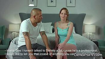 OMG, ich glaub's nicht, wie süß sie die saftige Vagina dehnt... wird so gut entjungfert