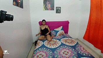 Me follo el gran culo de la cachonda de mi hermanastra en su habitaci�n parte 1