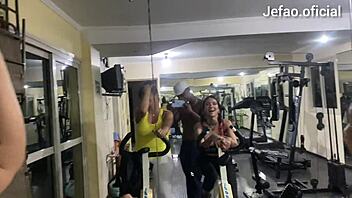 duas alunas pervesas e um treinador safado loko pra empurrar a piroca nelas 😈