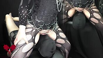 She shoves her cunt right in my face