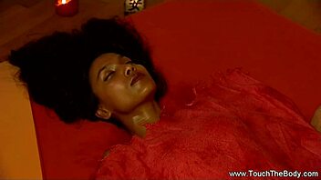 Desi massage lovers indulge in sensual oil play