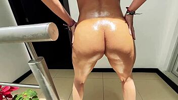 Ogromna naoljenjena rit twerka v amaterskem striptizu in trga obleke