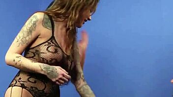 Horny peach gets cumshot on face, swallowing all ejaculate