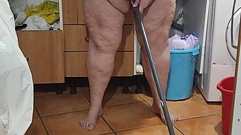 Coolmarina pisses on kitchen floor and fucks the mop. What a bizarre show! 😲
