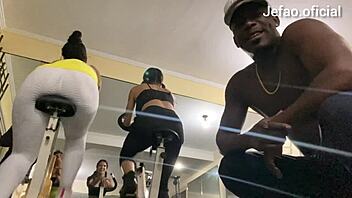 duas alunas pervesas e um treinador safado loko pra empurrar a piroca nelas 😈