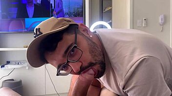 O novinho encontrou o padrinho e deu rola de presente