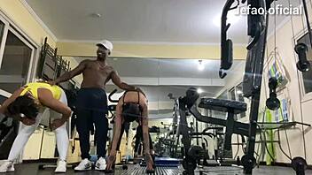 duas alunas pervesas e um treinador safado loko pra empurrar a piroca nelas 😈